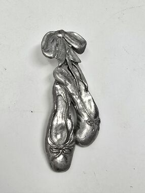 Vtg‎ 1985 signed Seagull pewter Canada ballet slippers brooch dancer figural